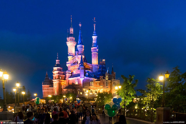 上海热线HOT新闻--实拍各角度各时段上海迪士尼奇幻童话城堡 从黄昏到夜间的美好场景