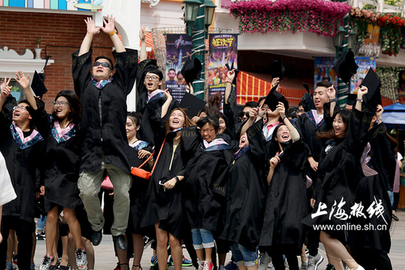 上海热线HOT新闻--沪上学子在过山车上行毕业