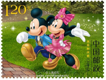 上海热线HOT新闻--20多位邮迷雨中通宵守候 排