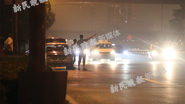上海热线HOT新闻--深夜现场调查:浦东机场出租