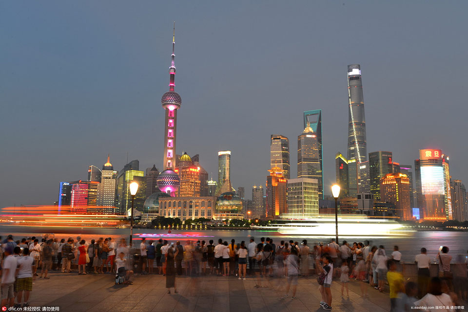 上海热线HOT新闻--上海高温难耐 外滩宛如纳凉