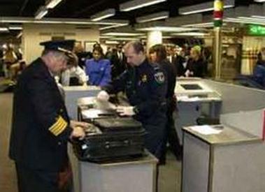 上海热线HOT新闻--上海边检:持电子护照自助通