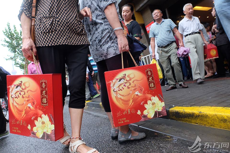 上海热线HOT新闻--中秋月饼卖疯了 杏花楼排队