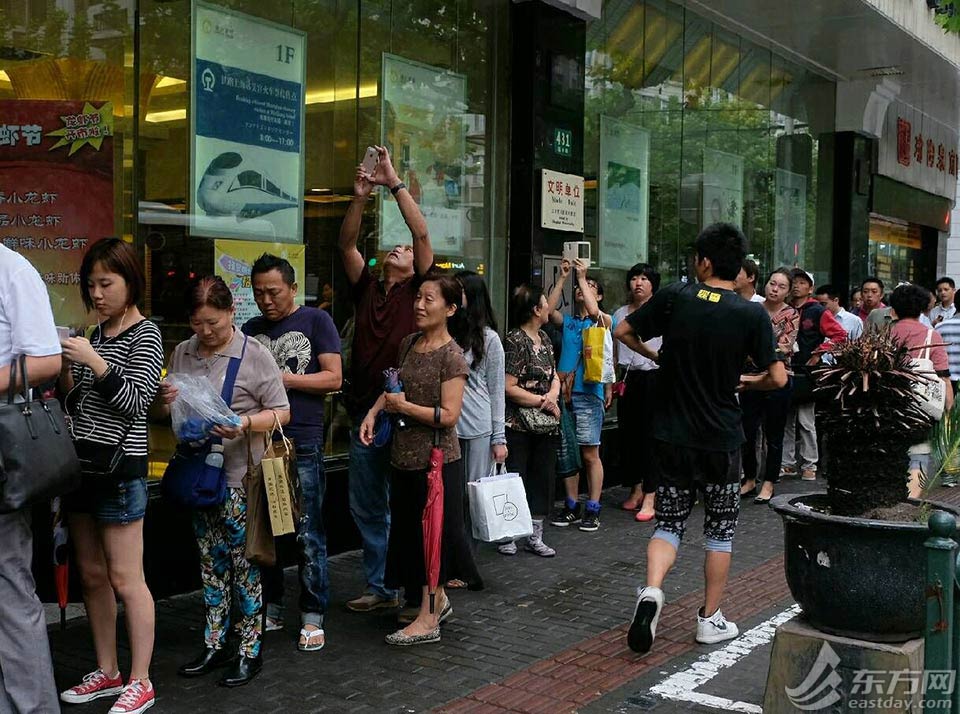 上海热线HOT新闻--中秋月饼卖疯了 杏花楼排队