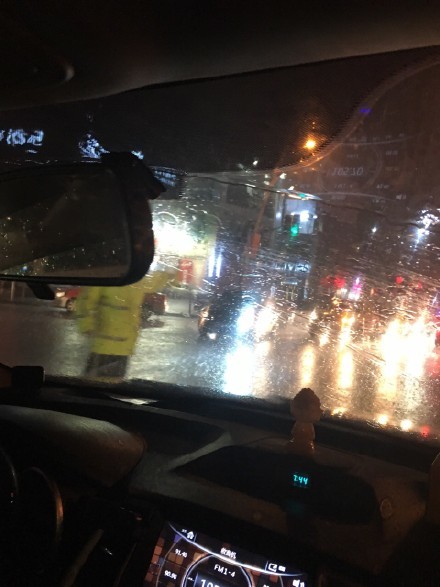 暴雨中秋夜席卷申城 网友:淋雨也要团聚