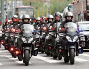 上海热线HOT新闻--摩托车武装巡逻队护航 系G