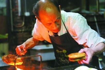 上海热线HOT新闻--阿大葱油饼有望1月内重新“出炉” 将寻新址开店