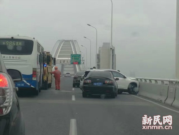 上海今晨连发多起车祸 致一死一伤