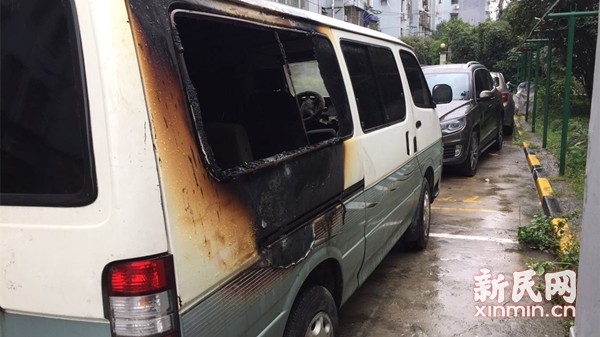 上海热线HOT新闻--静安灵石路一小区车棚凌晨