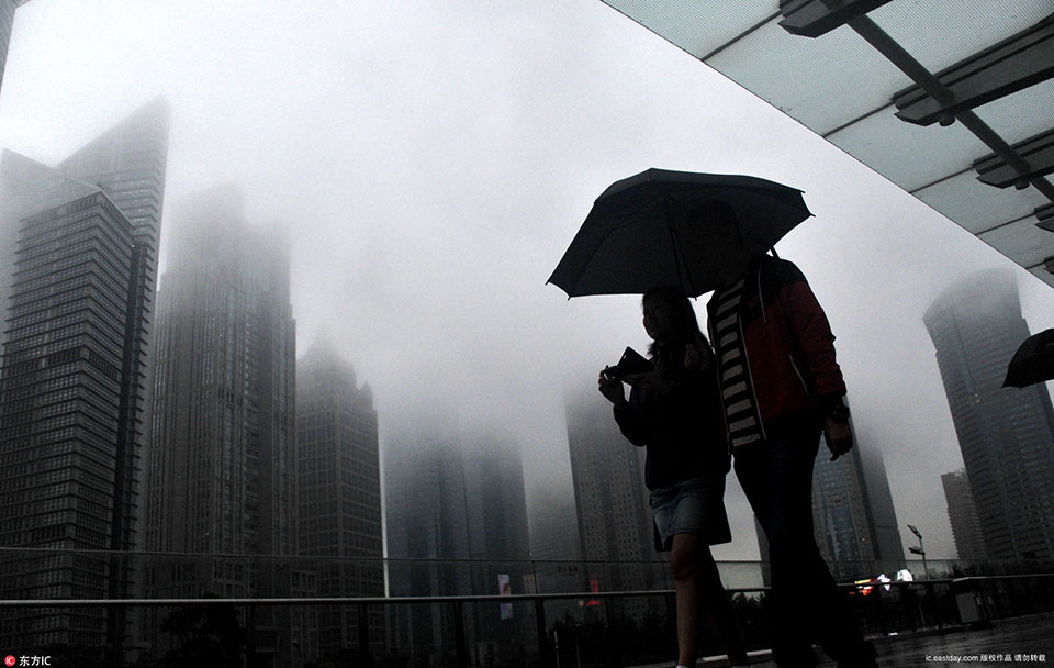 上海连日阴雨绵绵 陆家嘴高楼云雾缭绕如海市蜃楼