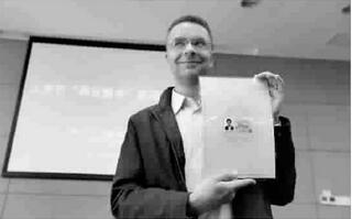 上海热线HOT新闻--沪颁发 001 号外国人工作许