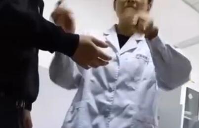 上海热线HOT新闻--让无行医资质学生给病人