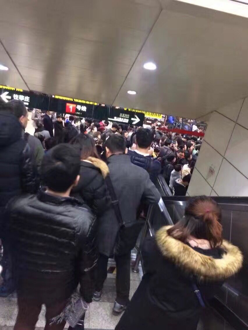 上海热线HOT新闻--上海2条地铁线路早高峰同故障 地铁站台被挤爆