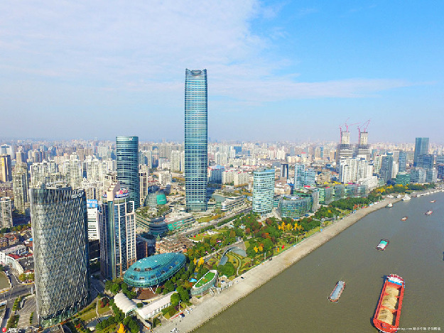 上海热线hot新闻——"浦西第一高楼"北外滩白玉兰广场