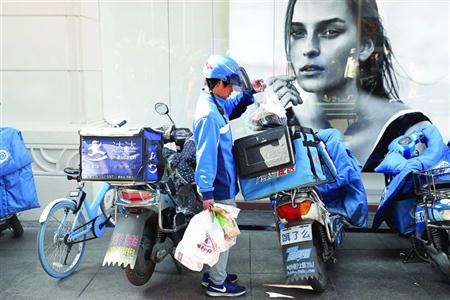 上海热线HOT新闻--外卖小哥 玩命送餐 市民建
