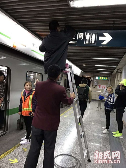 上海热线HOT新闻--晚高峰地铁2号线陆家嘴站