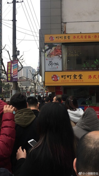 上海热线HOT新闻--人广网红美食店大排长龙 网