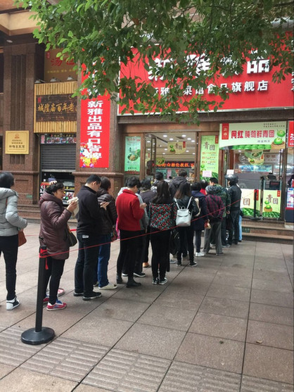 上海热线HOT新闻--人广网红美食店大排长龙 网