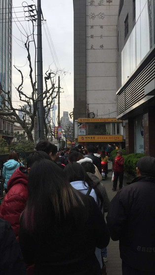 上海热线HOT新闻--人广网红美食店大排长龙 网