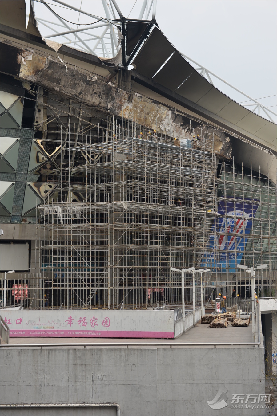 上海热线HOT新闻--上海虹口足球场加紧修复 检