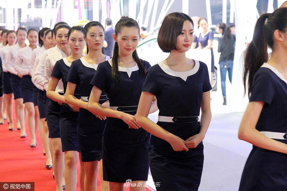 上海热线HOT新闻--车展性感车模不如往年 礼仪模特空姐范十足