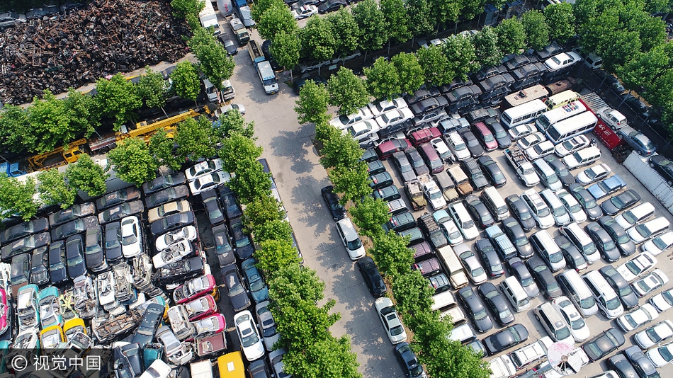 上海热线HOT新闻--航拍济南 汽车坟场 废旧车