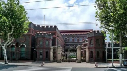 杨树浦路830号,黄浦江北岸至今保存着完整的英国哥特城堡式建筑群.