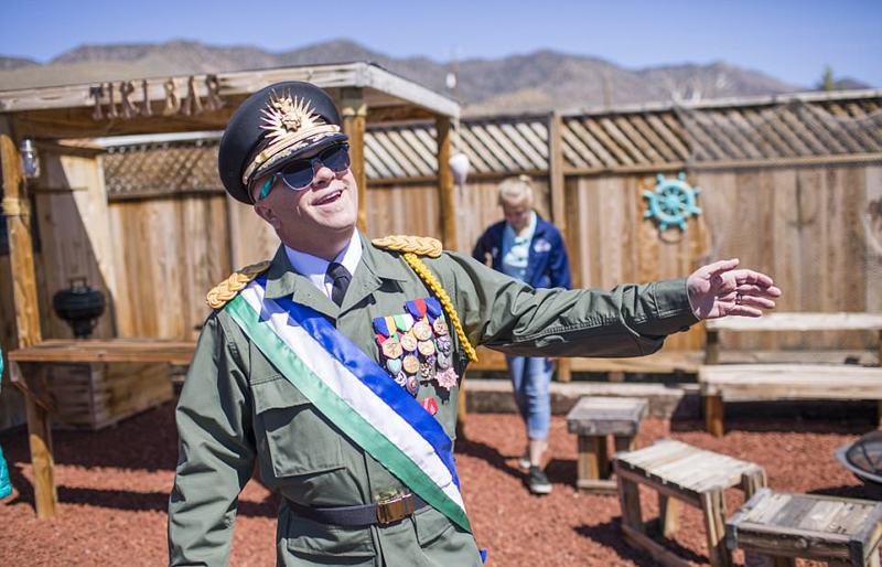 上海热线HOT新闻--男子在美国建 私人国家 仅