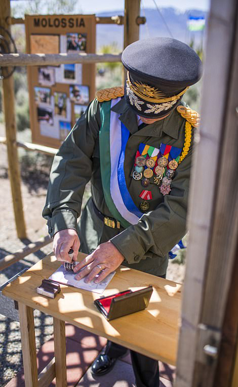 上海热线HOT新闻--男子在美国建 私人国家 仅