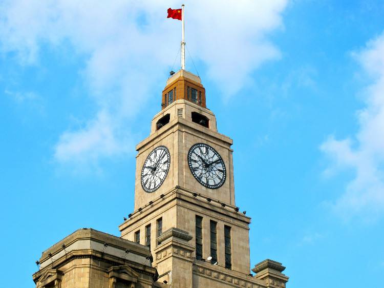 上海热线HOT新闻--90岁外滩海关大楼大钟昨日检修 3小时后再度恢复走时