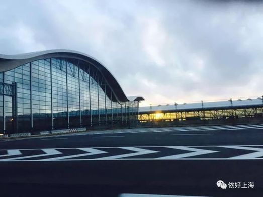 上海热线HOT新闻--一家人去浦东机场赶飞机,半