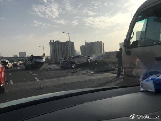 南北高架今天发生一起三车事故 一辆SUV被撞翻