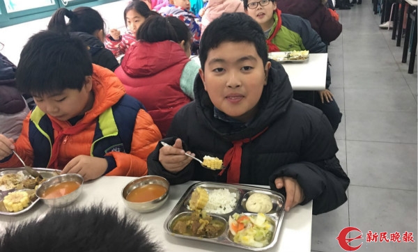 上海热线HOT新闻--杨浦区二联小学学生11元吃
