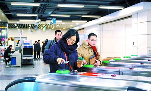 上海地铁全面试行扫码进站 每站至少有2进2出