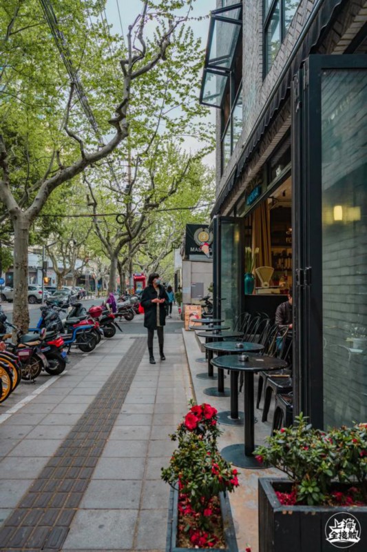 东湖路上的餐饮,咖啡店也很多,在充满暖阳的春日,寻觅一个去处