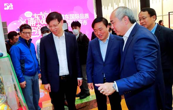 正大集团副董事长罗家顺为浦东新区区委书记翁祖亮,副市长许昆林