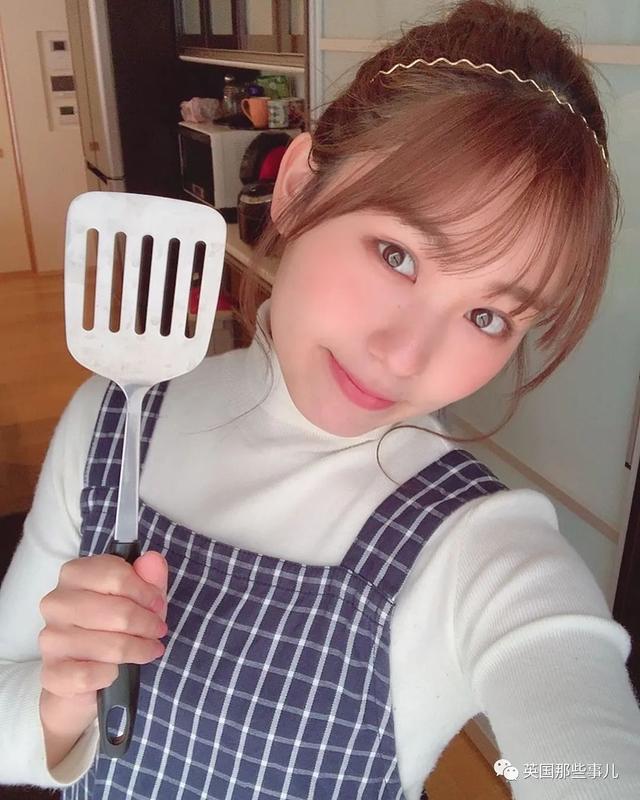 日本清纯美女护士家养300只昆虫,自己做自己吃简直了