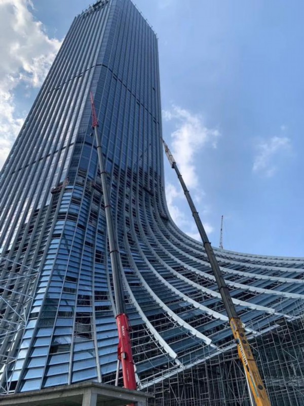 下面照片是上海市徐汇区黄浦江沿岸的超高层建筑,在每一个工业区