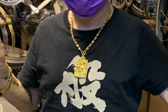 戴大金链子的上海爷叔,是古早时"中年危机"表现形式?