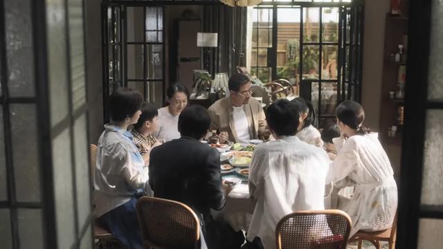 问题的家居博主,比起这部剧中探讨的育儿问题,更吸引房君的,是南俪,田