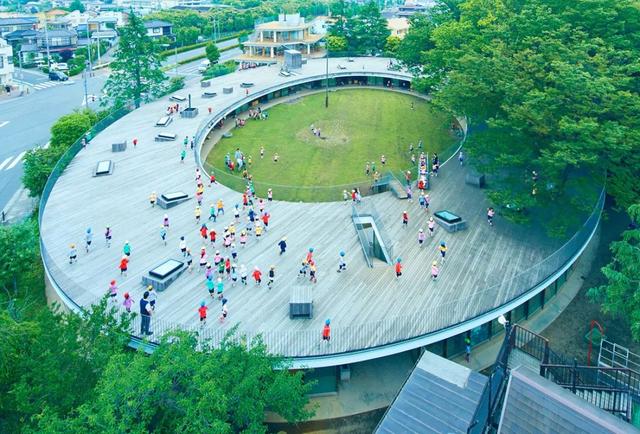 日本又盖了一所幼儿园,太tmd奇怪了!连大人看了都想去上学.