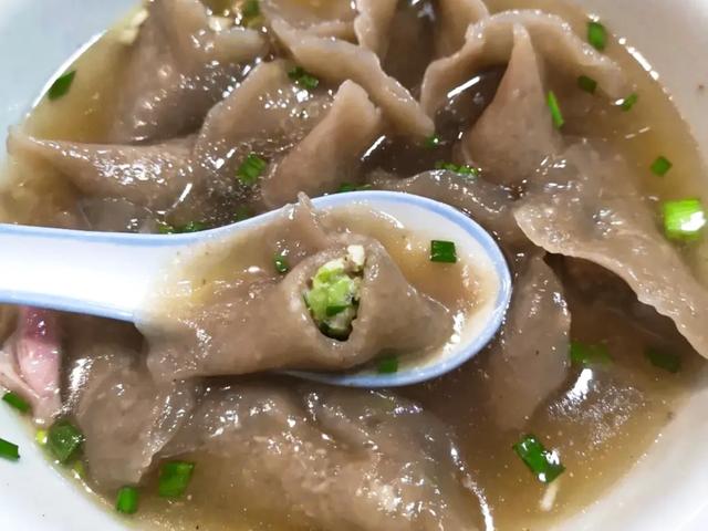 另一样招牌山粉饺都是当天手工包的,韭菜肉馅,满满的馅料,汁水狂飙