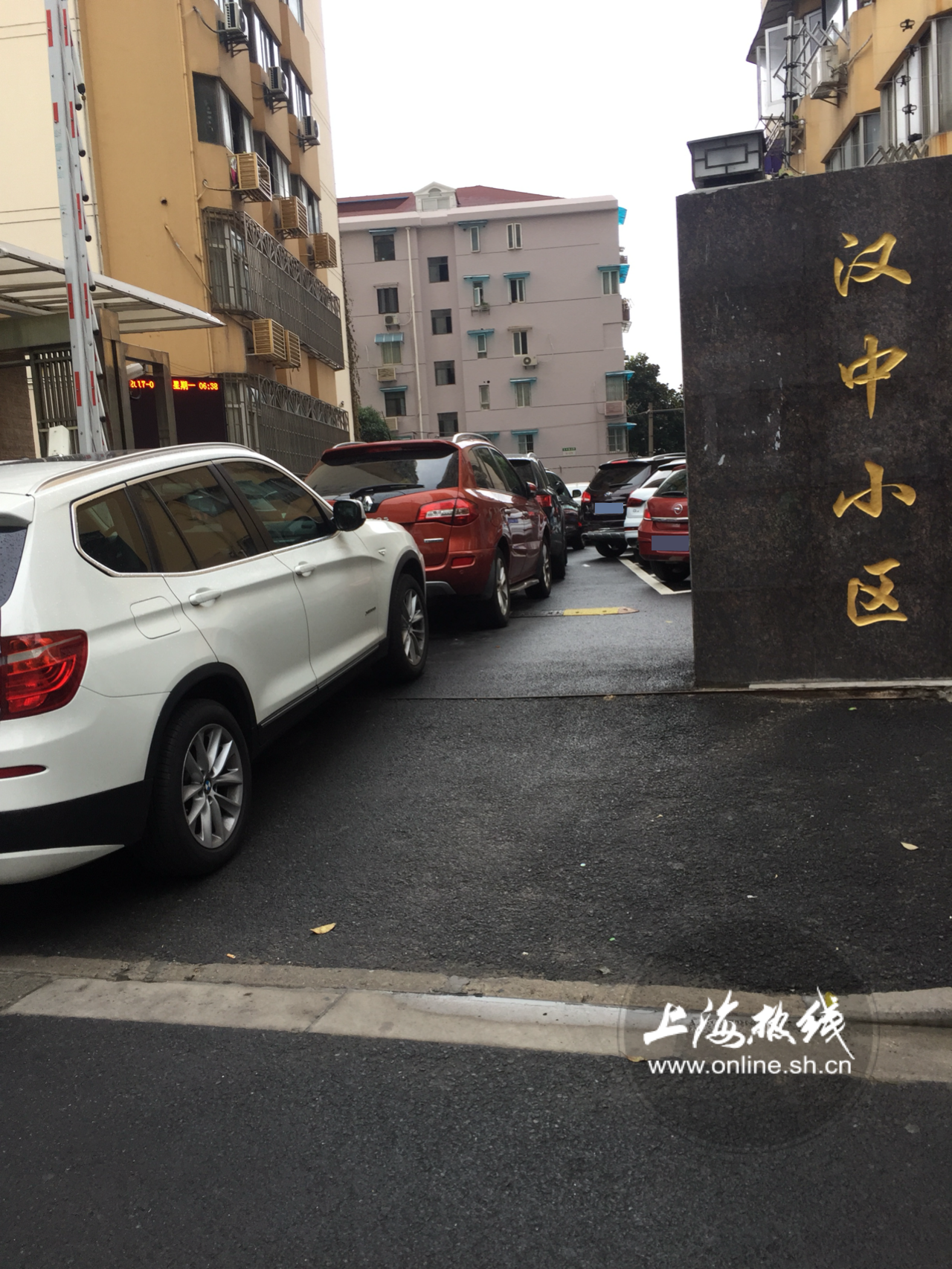 上海热线HOT新闻--上海静安区某小区上演停车