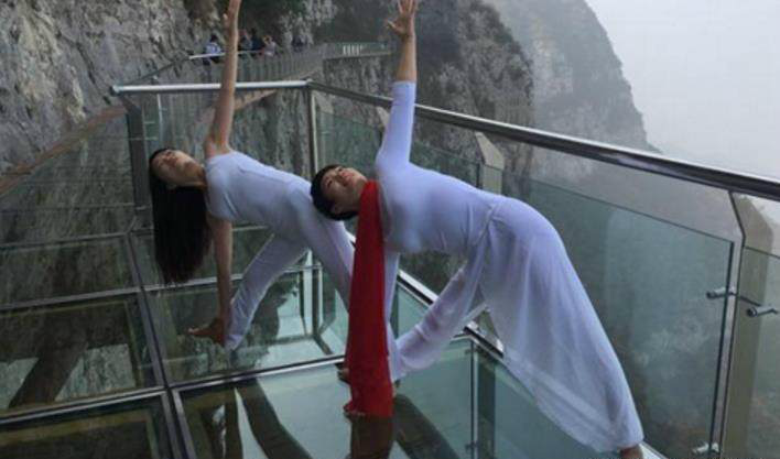 厉害了我的姐!玻璃栈道上美女上演一字马