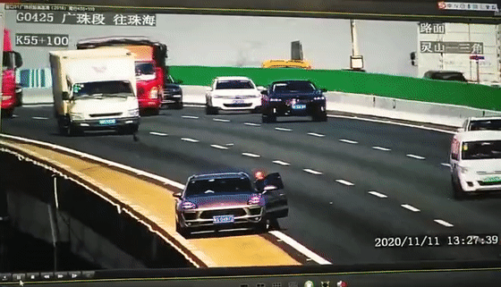 视频刷屏!高速上拿千斤顶当警示牌,致货车撞击轿车翻滚数圈坠桥?