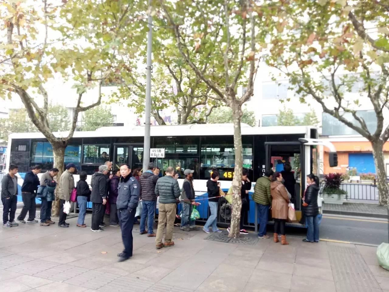 赞魔都一个临时公交站上百人排队无一插队