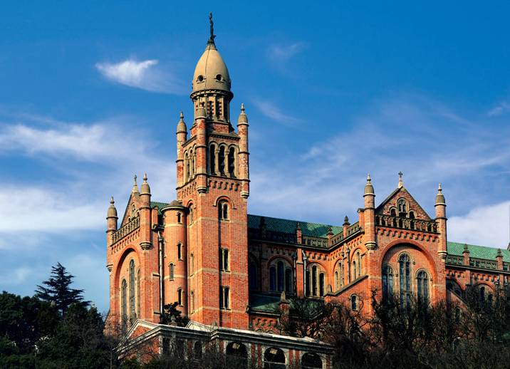 热点新闻佘山天主教堂又叫做佘山圣母大殿,坐落于佘山国家森林公园的