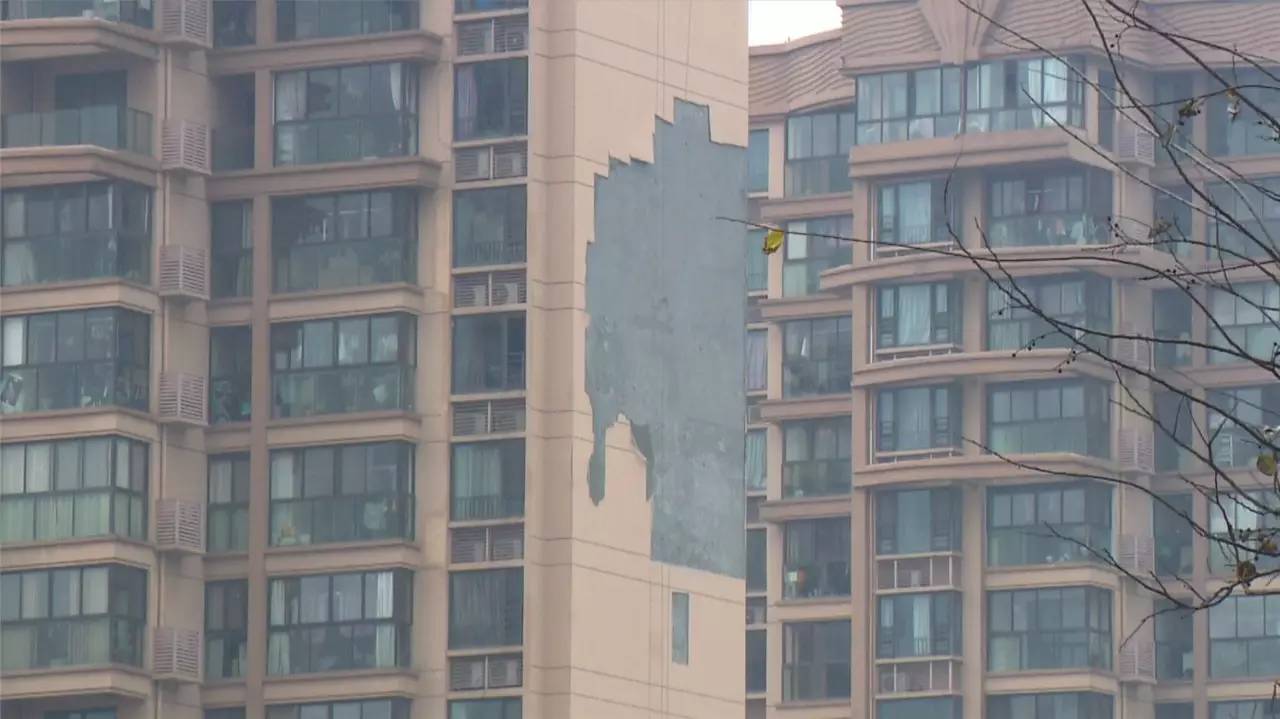 又现墙脱脱嘉定一小区外墙脱落险砸伤人