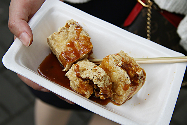 高能上海滩臭豆腐评测新鲜出炉臭到吃完必须刷三次牙