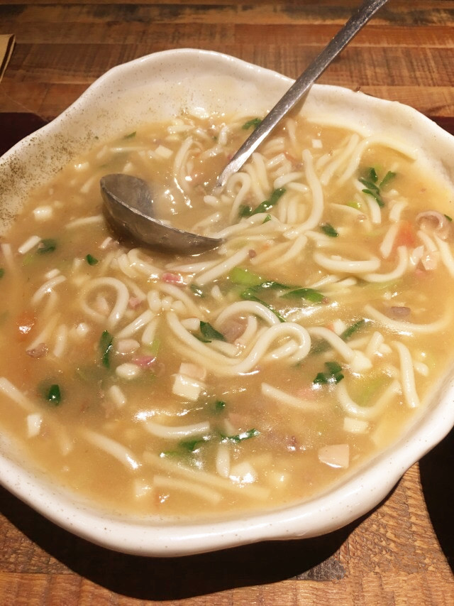 说是叫烂糊面,但面条还是很有嚼劲的,一吸溜就吸到了嘴巴里,食材在